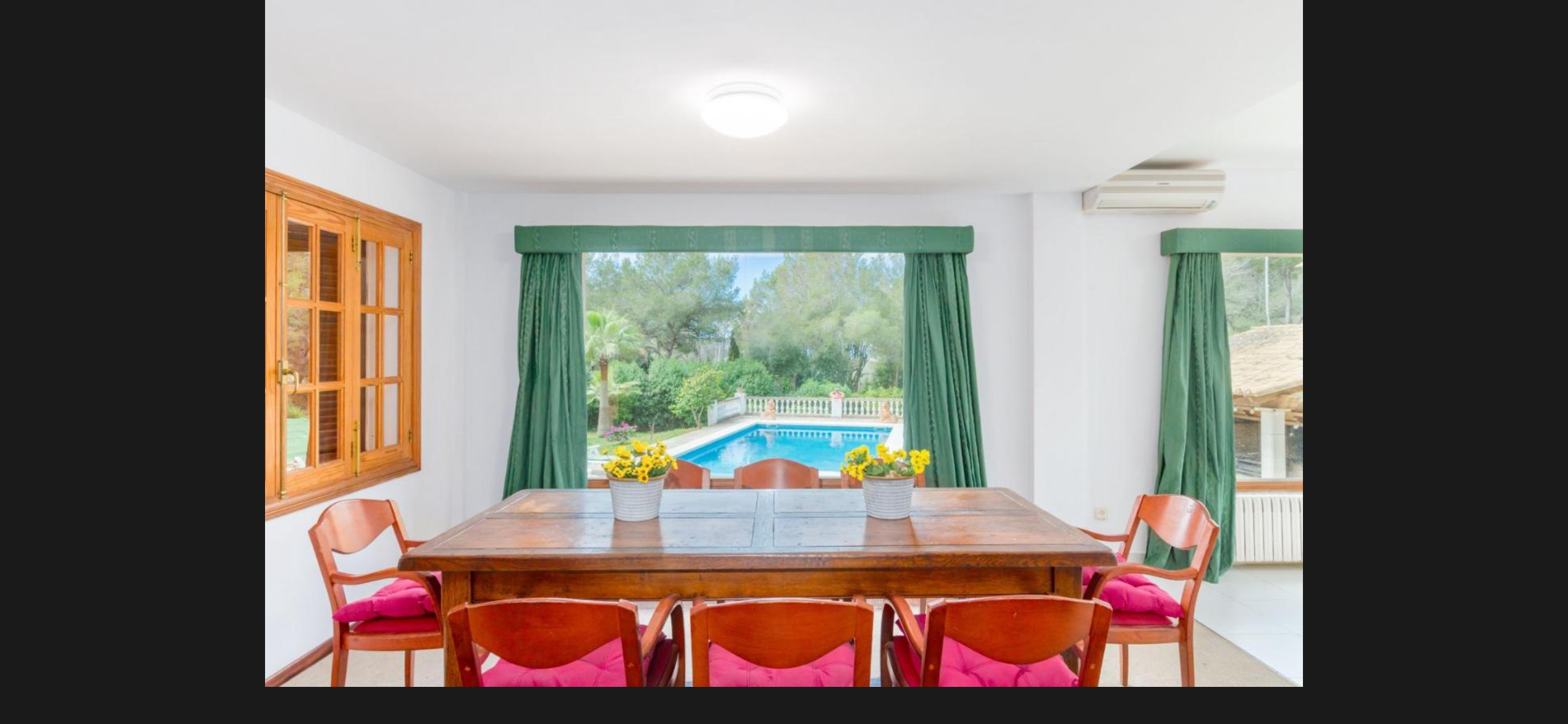 Salle à manger avec vue piscine promise